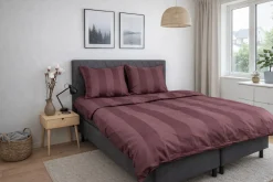 Pudebetræk - 60x63 cm - 100% bomuldssatin - Blommefarvet brede striber