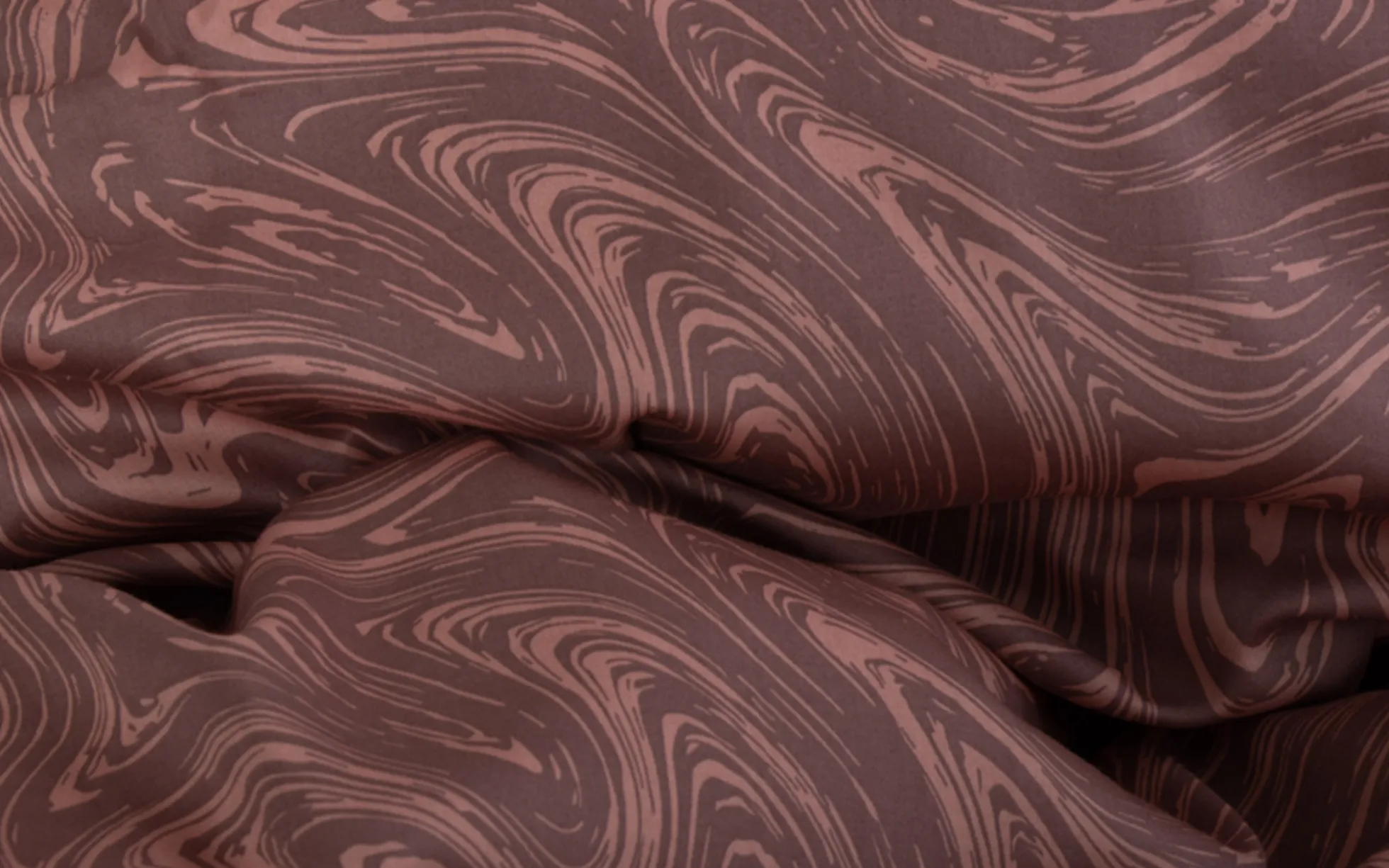 Pudebetræk 60x63 cm - Bomuldssatin - Mørk rosa marble print