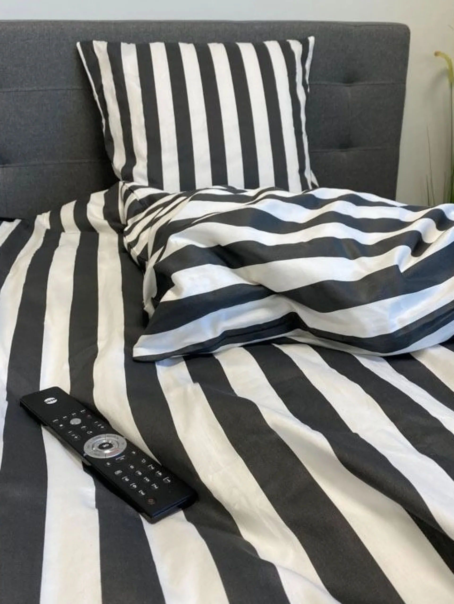 Pudebetræk 60x63 cm - 100% bomuldssatin - Nordic Stripe - Mørkegrå striber