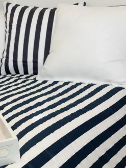 Pudebetræk 60x63 cm - 100% bomuldssatin - Nordic Stripe - Mørkeblå striber