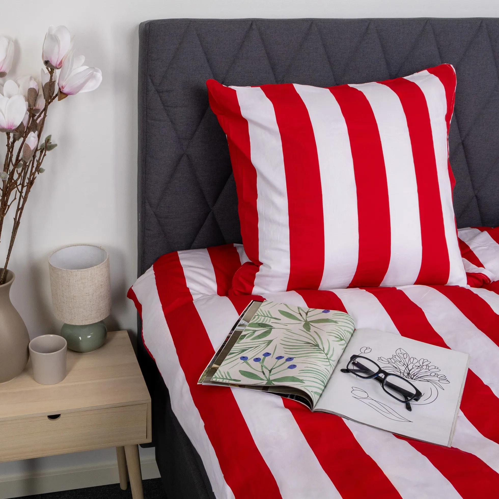 Pudebetræk 60x63 cm - 100% bomuldssatin - Nordic Stripe - Brede røde striber