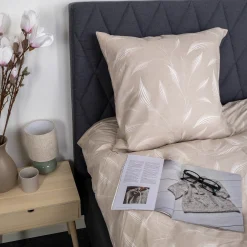 Pudebetræk 60x63 cm - Microfiber - Beige med print af blade