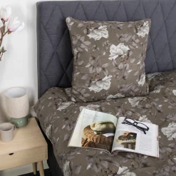 Pudebetræk 60x63 cm - Satin - Brunt vendbart blomster design