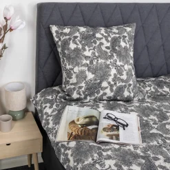 Pudebetræk 60x63 cm - Satin - Sandfarvet blomstret design