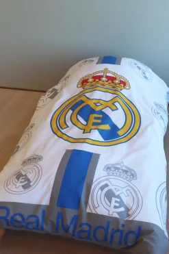 Real Madrid sengetøj - 100% bomuld - Børnesengetøj 140x200 cm - Fodbold sengetøj med logoer