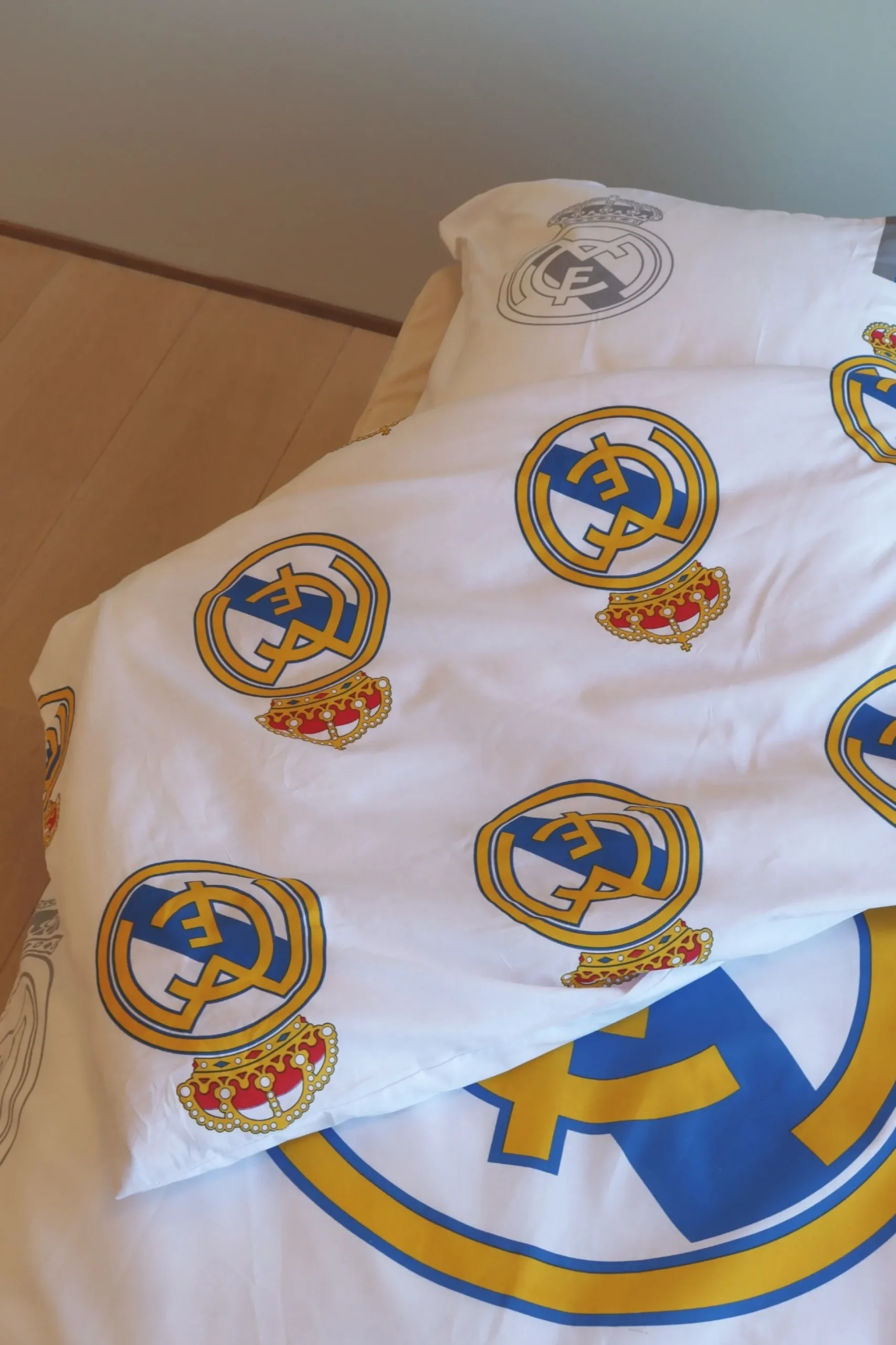 Real Madrid sengetøj - 100% bomuld - Børnesengetøj 140x200 cm - Fodbold sengetøj med logoer
