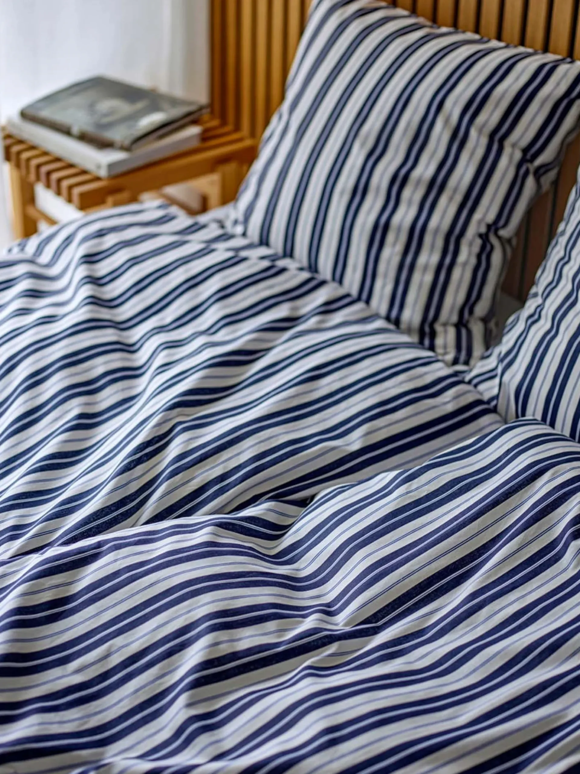 Sengetøj 140x220 cm - 100% bomuld - Södahl Flow - Blå stribet