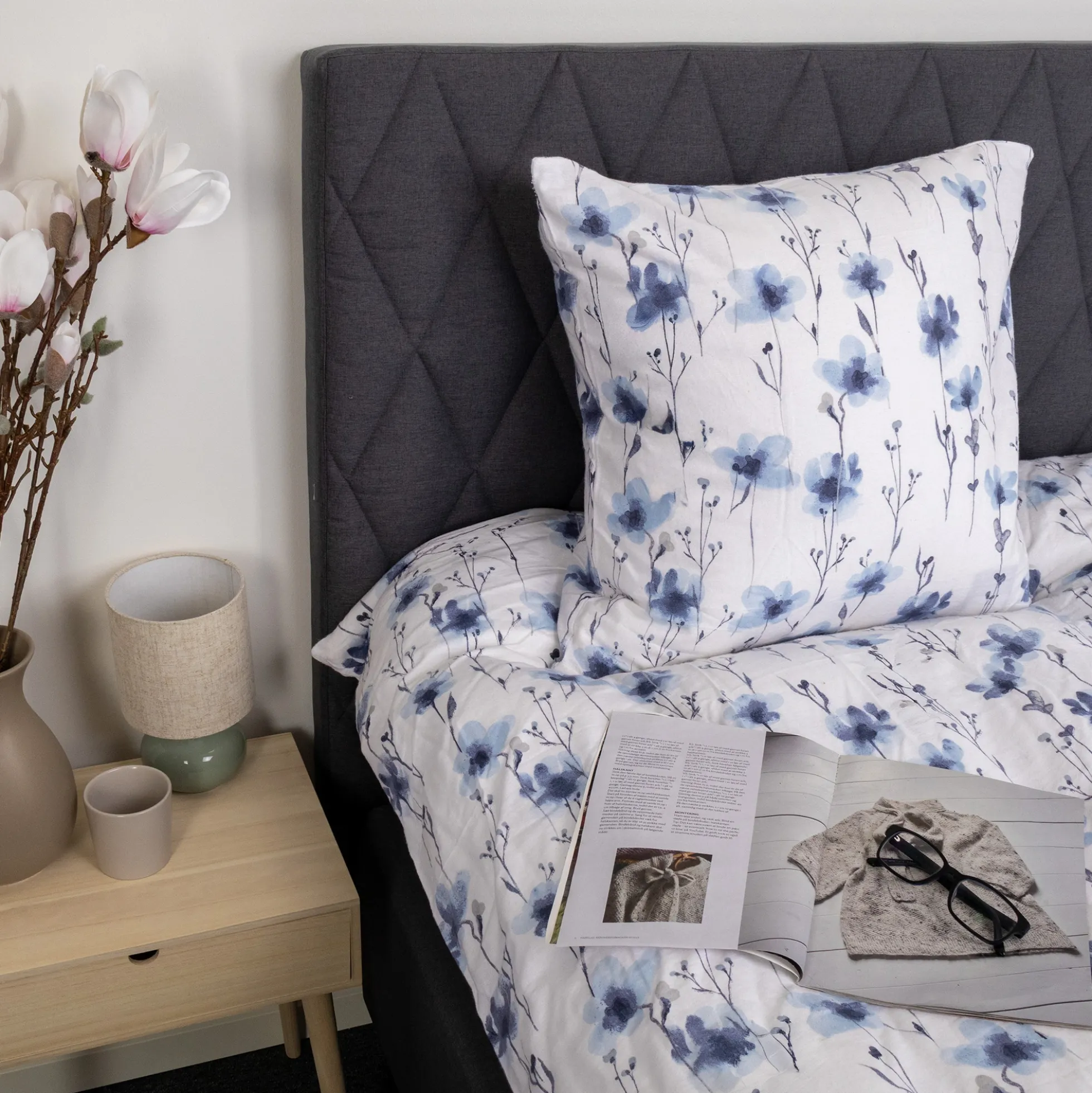 Sengetøj 140x220 cm - Bomulds flonel - Hvid med blå blomster