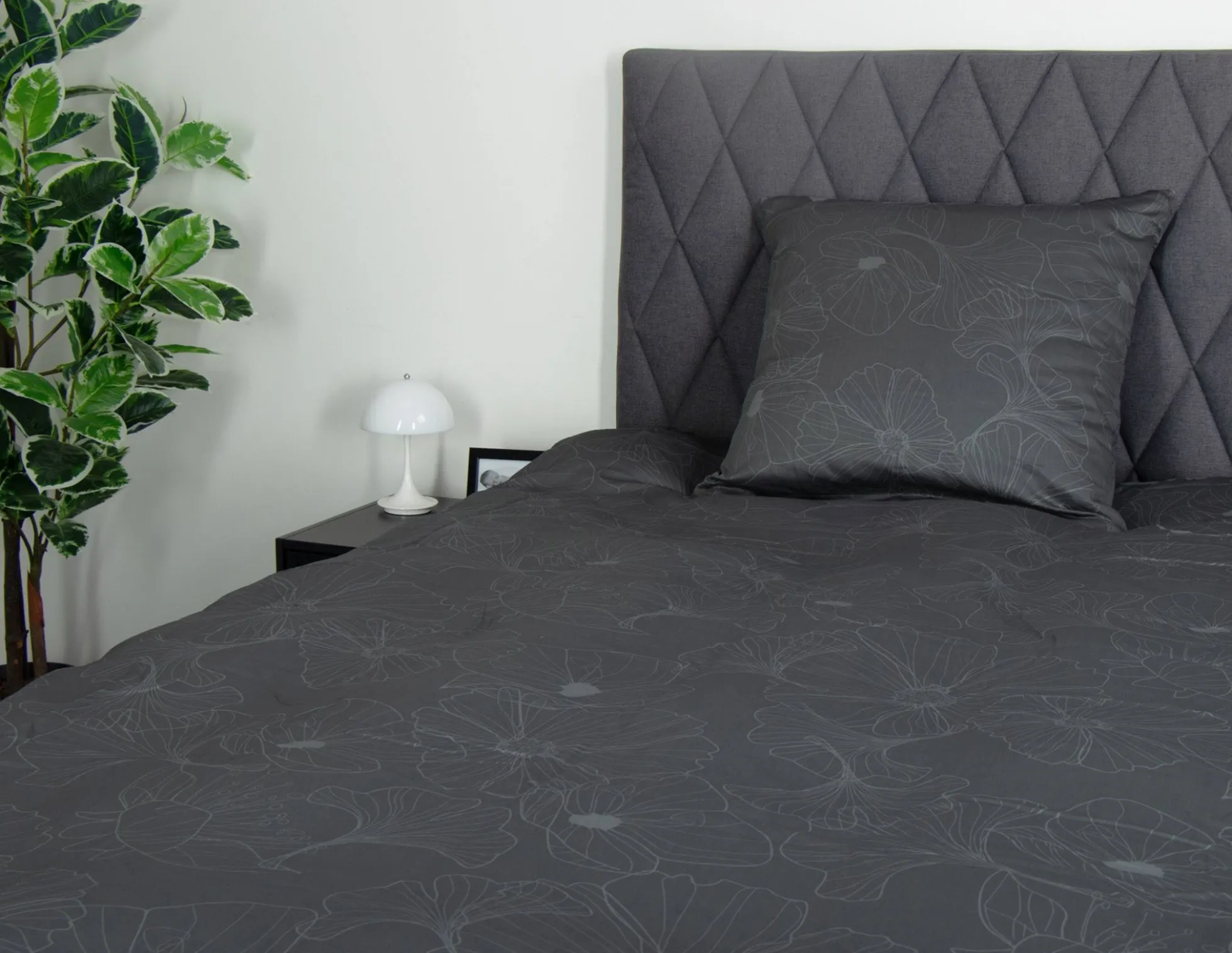 Sengetøj 150x210 cm - Bomuldssatin - Big Flower grey - Vendbart blomster print