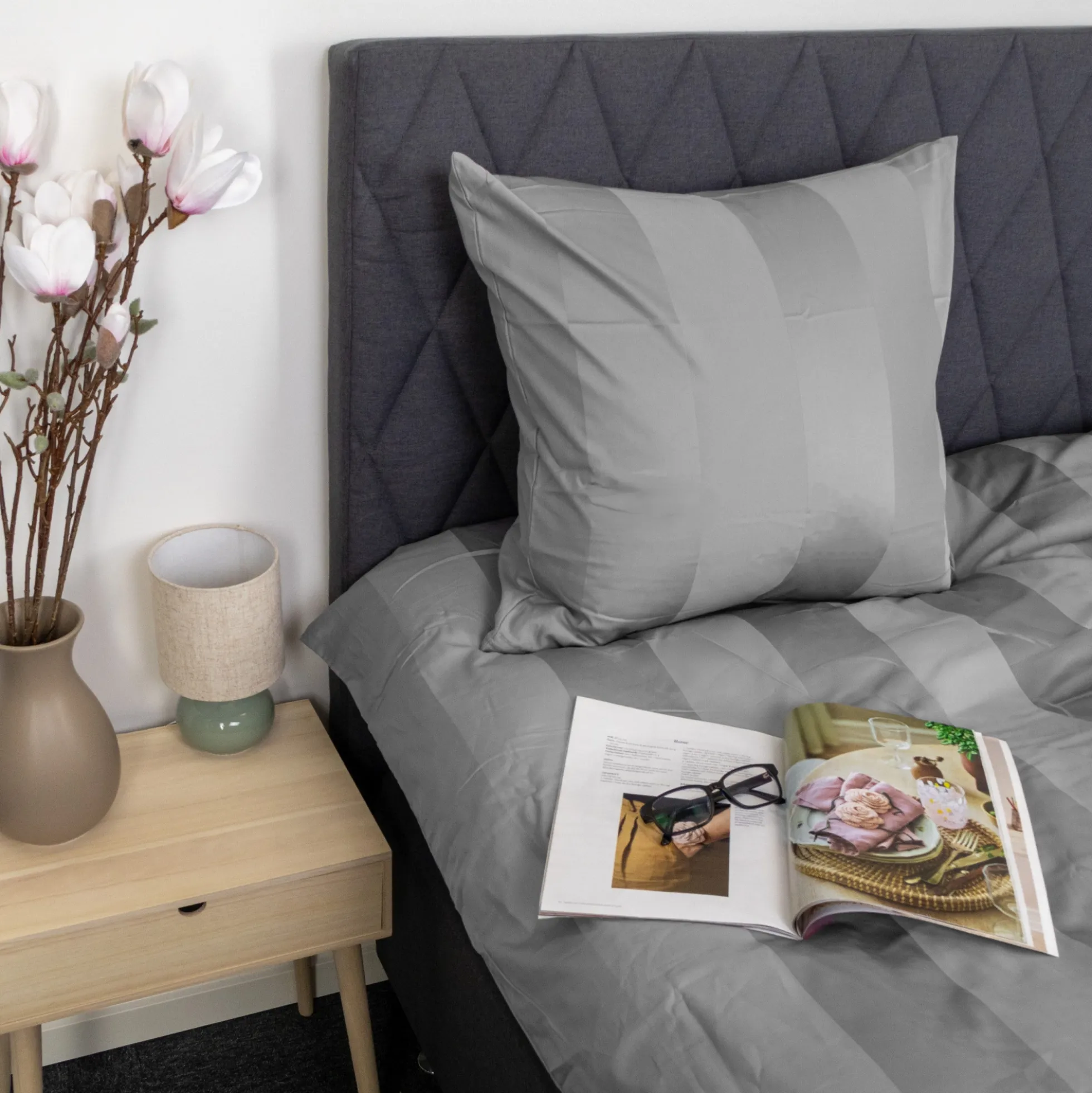 Sengetøj 140x220 cm - 100% bomuldssatin - Grå brede striber
