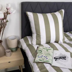 Sengetøj 140x200 cm - 100% bomuldssatin - Nordic Stripe - Brede olivengrønne striber