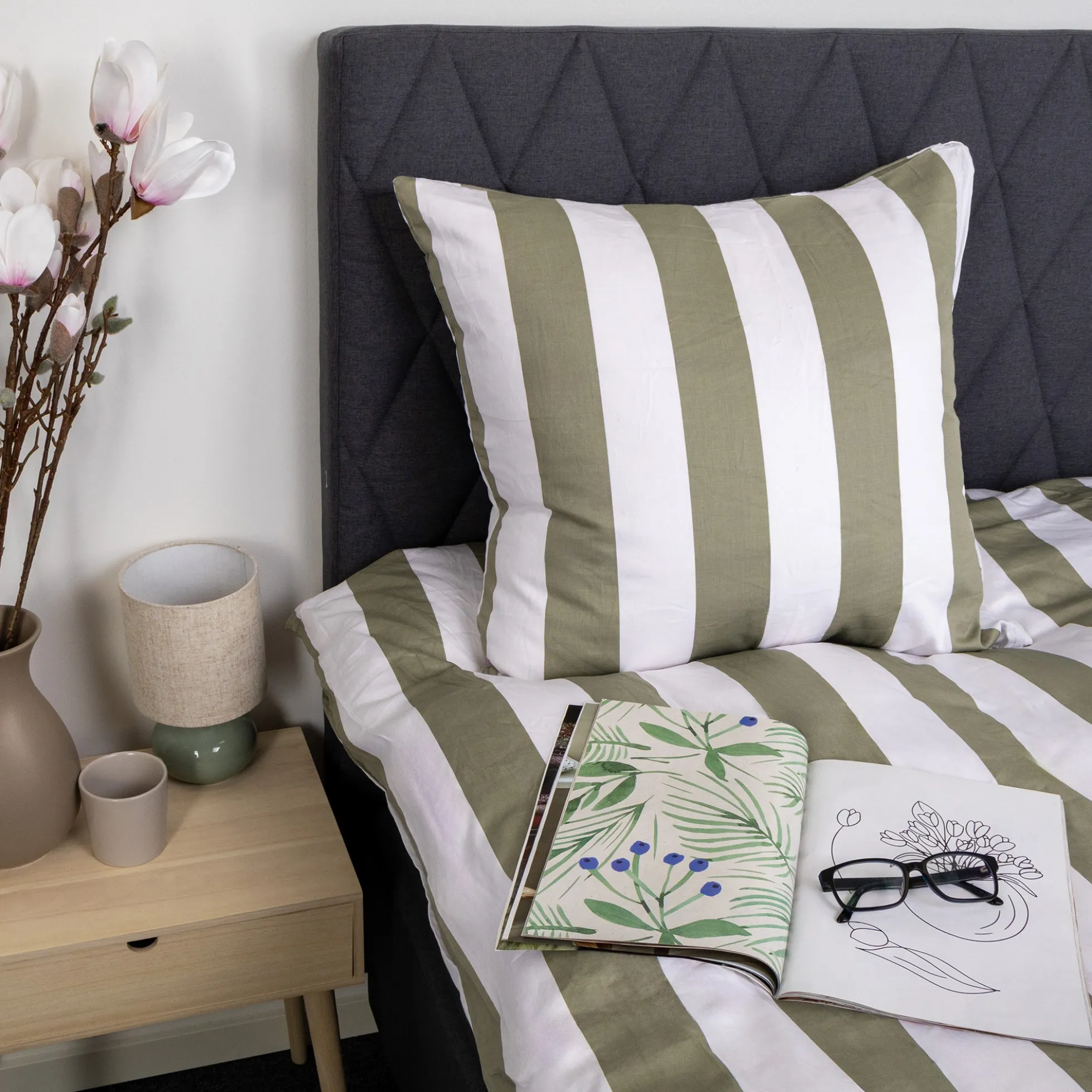 Sengetøj 140x200 cm - 100% bomuldssatin - Nordic Stripe - Brede olivengrønne striber