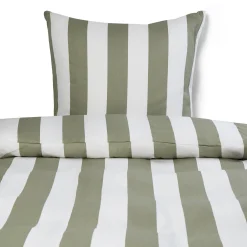 Sengetøj 140x200 cm - 100% bomuldssatin - Nordic Stripe - Brede olivengrønne striber