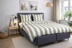 Sengetøj 140x200 cm - 100% bomuldssatin - Nordic Stripe - Brede olivengrønne striber