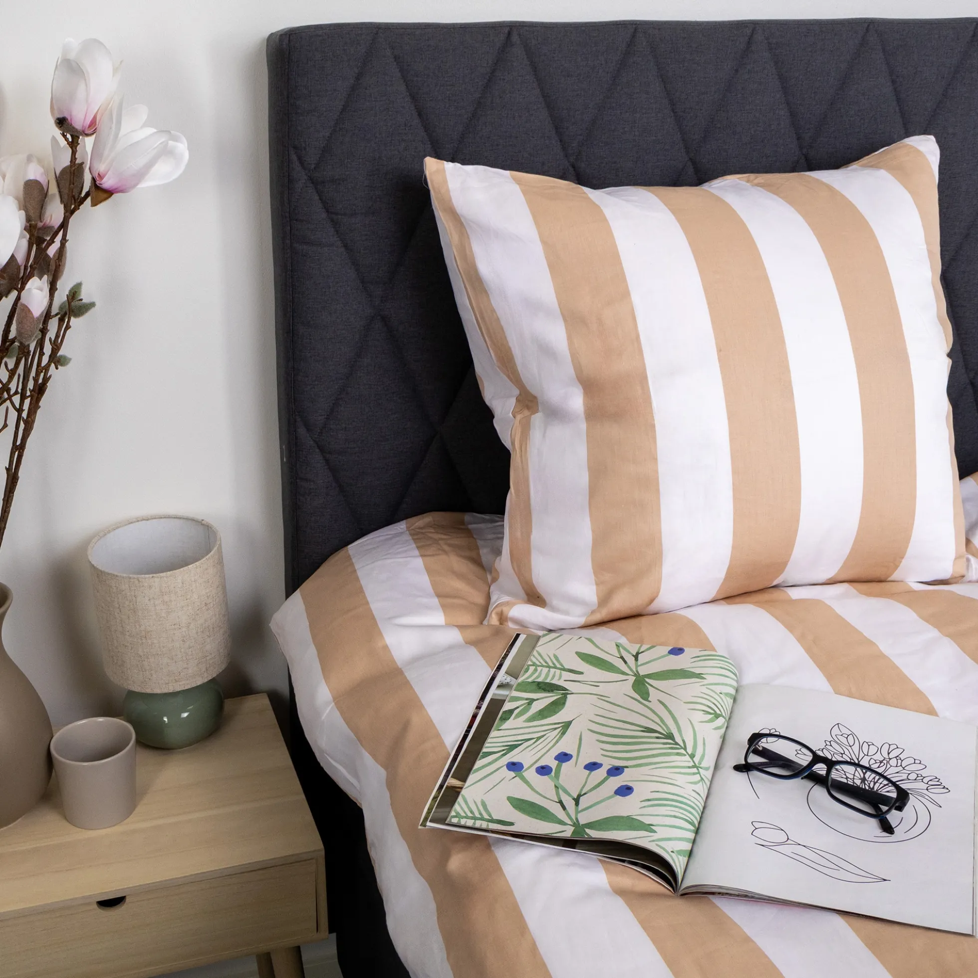 Sengetøj 140x200 cm - 100% bomuldssatin - Nordic Stripe - Brede naturfarvet striber