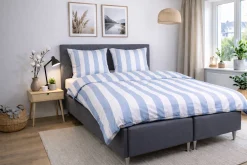 Sengetøj 140x200 cm - 100% bomuldssatin - Nordic Stripe - Brede lyseblå striber