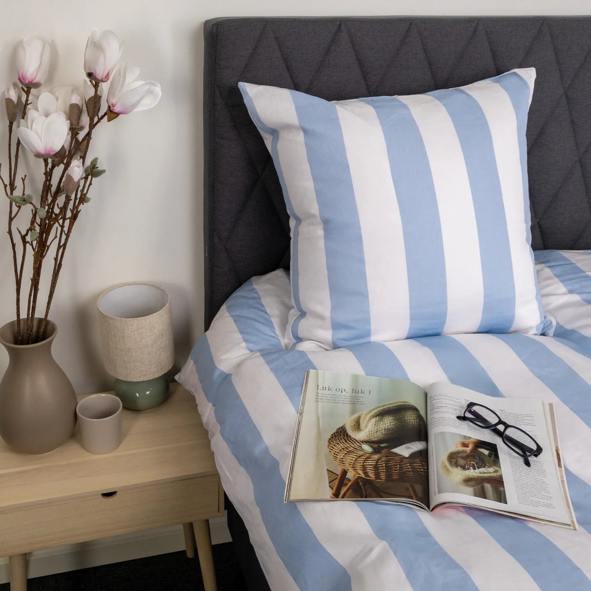 Sengetøj 140x200 cm - 100% bomuldssatin - Nordic Stripe - Brede lyseblå striber
