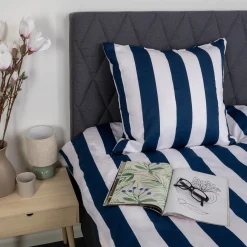 Sengetøj 140x200 cm - 100% bomuldssatin - Nordic Stripe - Brede blå striber
