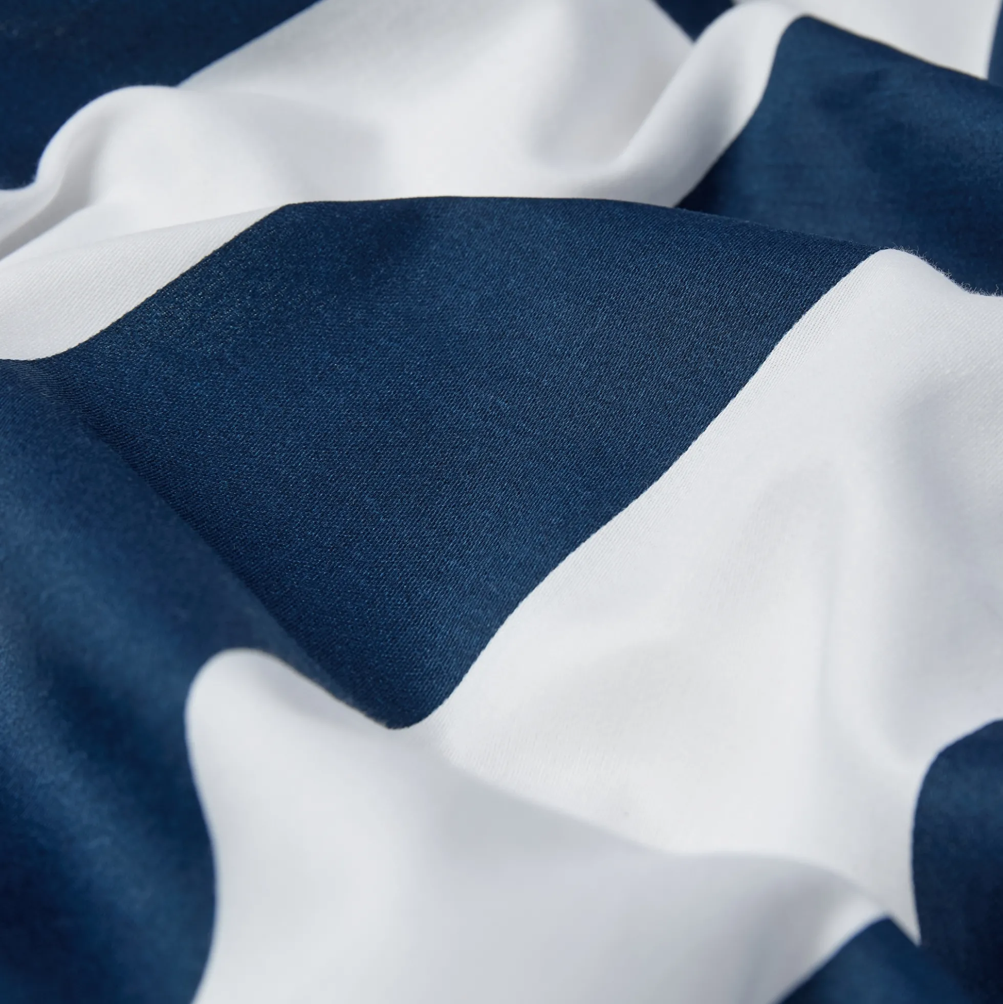 Sengetøj 140x200 cm - 100% bomuldssatin - Nordic Stripe - Brede blå striber
