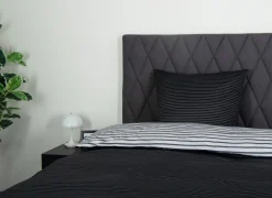 Sengetøj 150x210 cm - 100% bomuldssatin - Vendbart sort stribet print