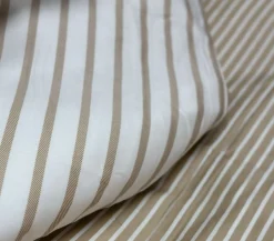 Sengetøj 140x220 cm - 100% bomuldssatin - Vendbart sandfarvet striber