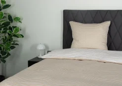 Sengetøj 140x200 cm - 100% bomuldssatin - Vendbart sandfarvet striber