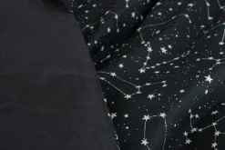 Sengetøj 150x210 cm - 100% Bomuld - Zodiac black - Vendbart med stjerner