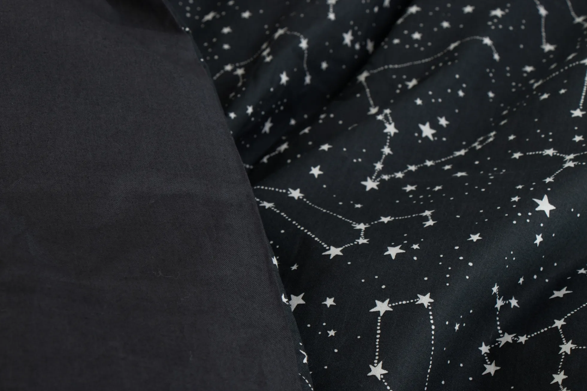 Sengetøj 150x210 cm - 100% Bomuld - Zodiac black - Vendbart med stjerner