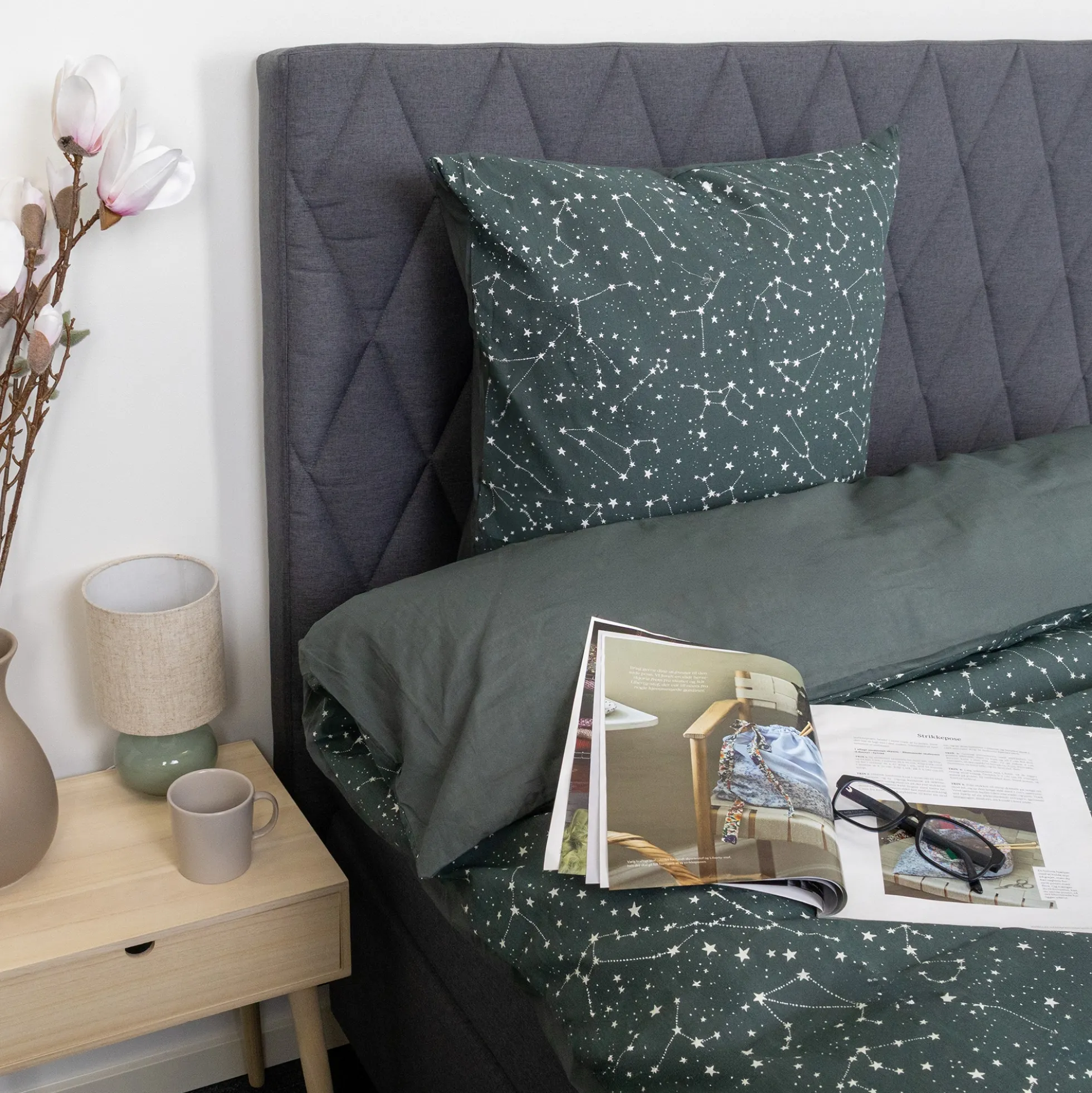 Sengetøj 140x200 cm - 100% Bomuld - Zodiac green - Vendbart med stjerner