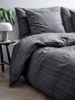 Sengetøj 140x220 cm - 100% Damaskvævet bomuldssatin - Södahl Noble - Antracitgrå