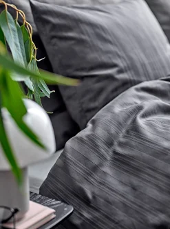Sengetøj 140x200 cm - 100% Damaskvævet bomuldssatin - Södahl Noble - Antracitgrå