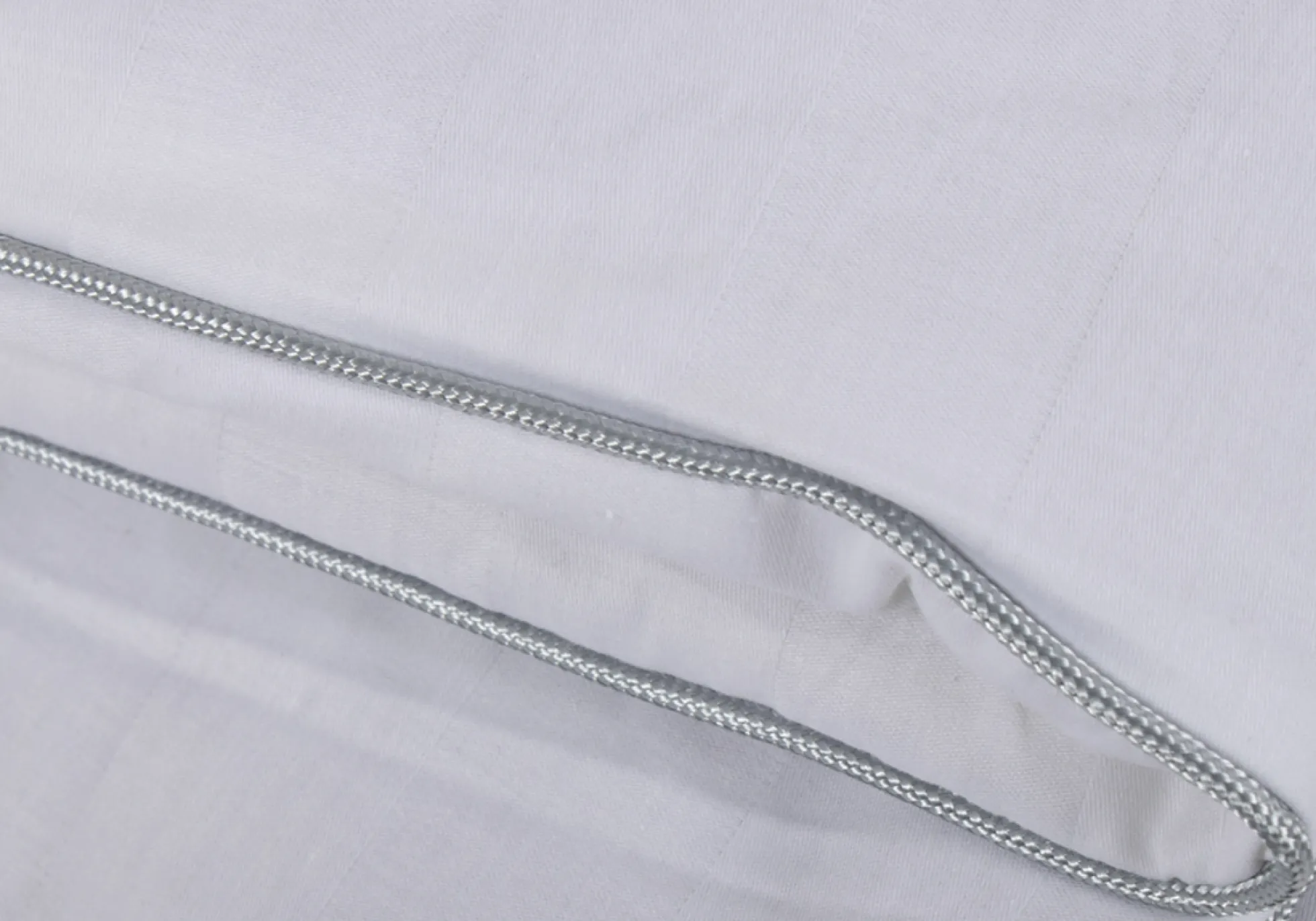 Silkedyne med 100% Mulberry silkefyld - Temperaturregulerende helårsdyne - 140x220 cm - Borg Living