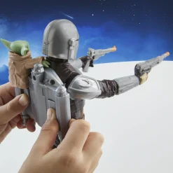 Star Wars Titan Feature actionfigur - Mandalorian og Grogu - 30 cm
