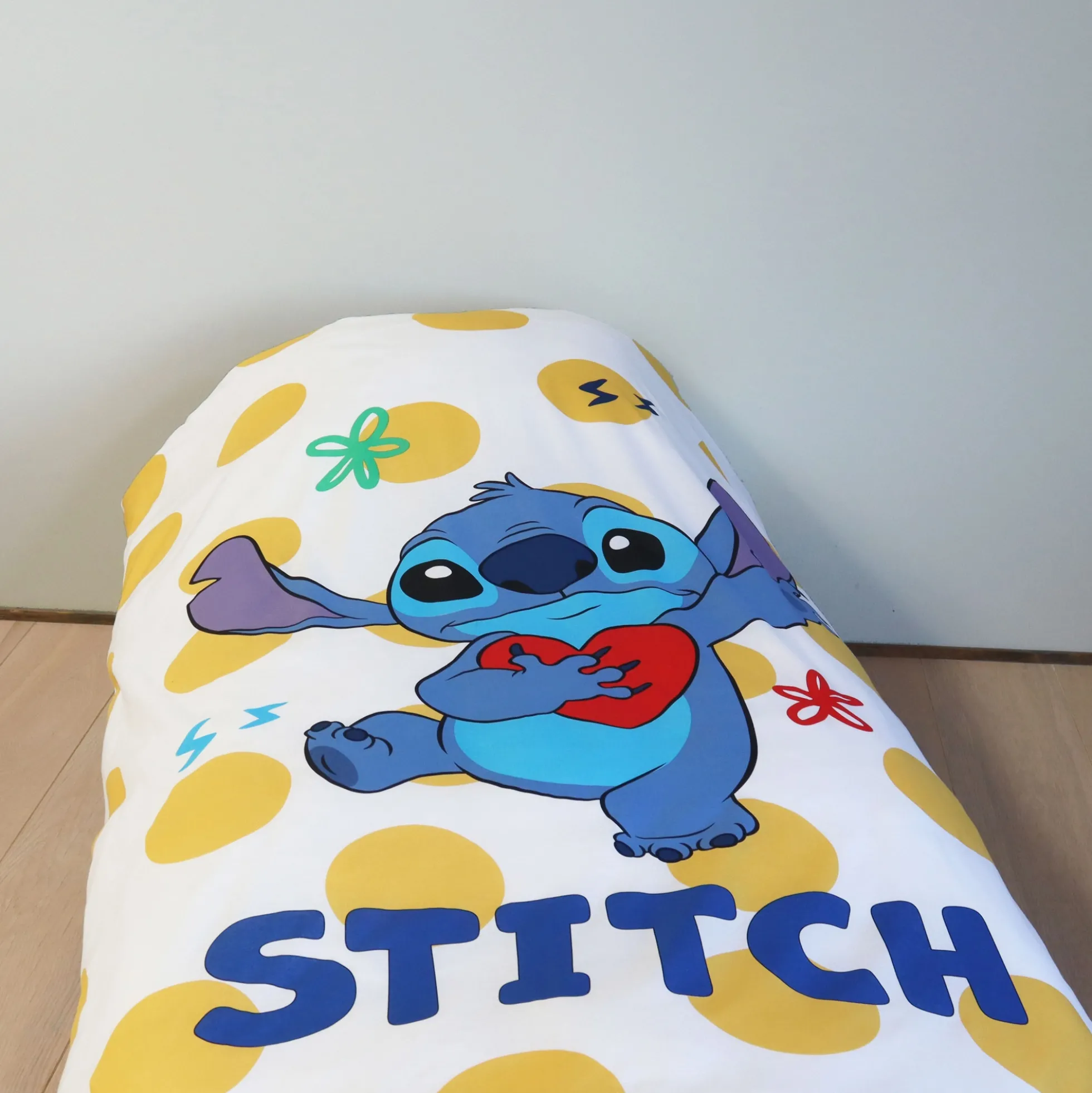 Stitch sengetøj - 100% bomuld - Børnesengetøj 140x200 cm - Gule prikker