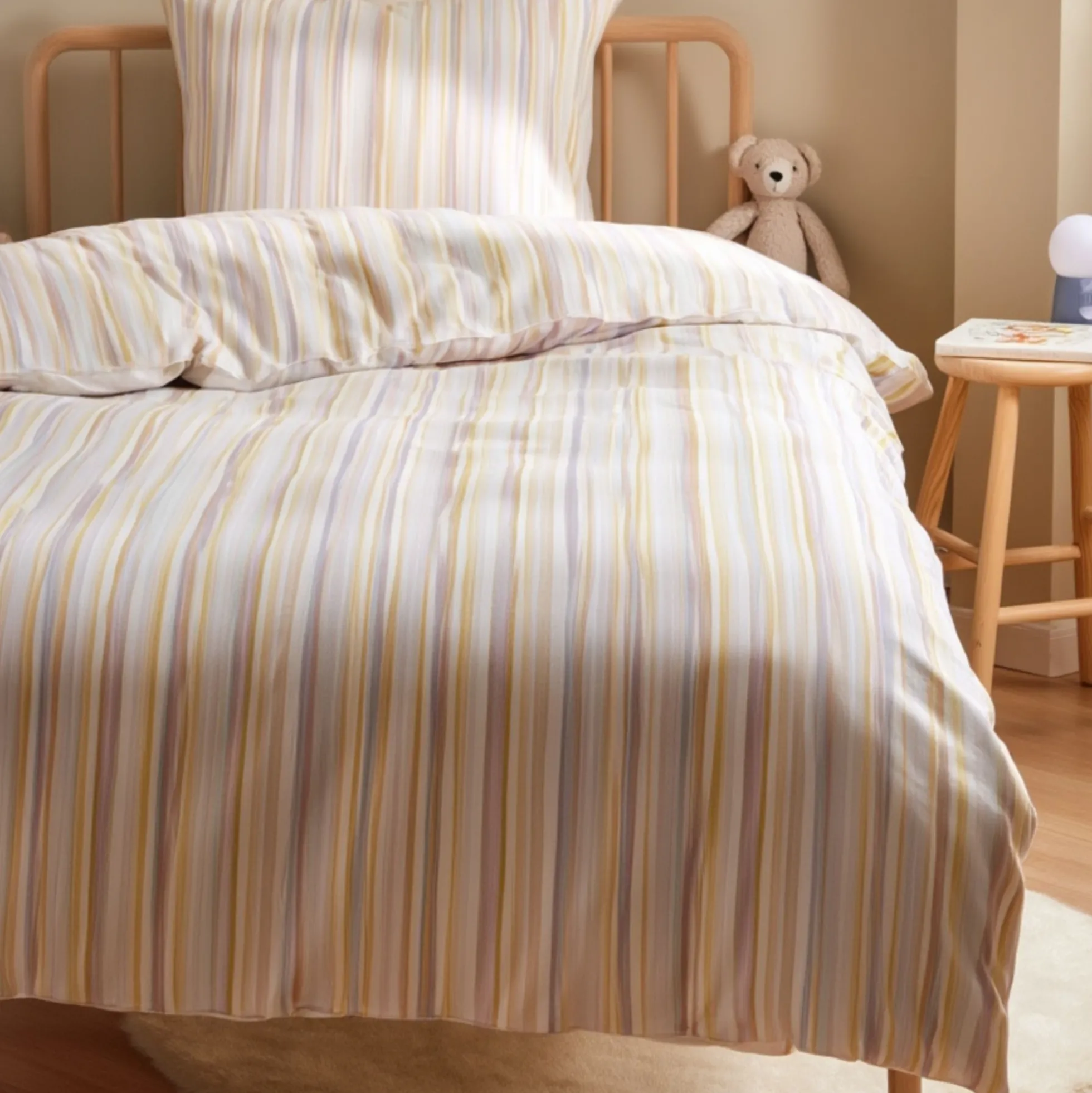Stribet sengetøj - 100% bomuld - Junior sengetøj 100x140 cm - Beige med lilla striber