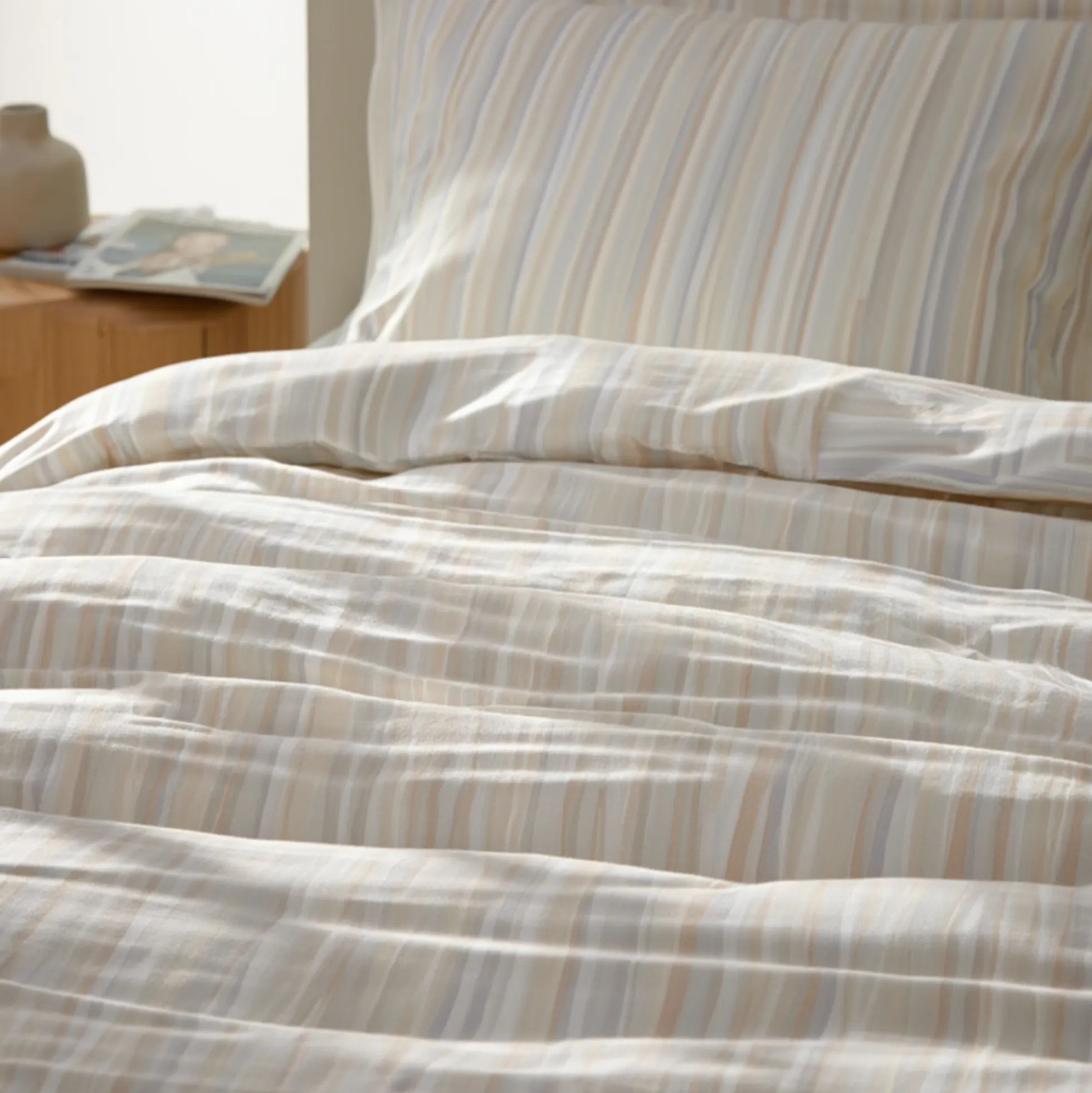 Stribet sengetøj - 100% bomuld - Junior sengetøj 100x140 cm - Beige med lilla striber