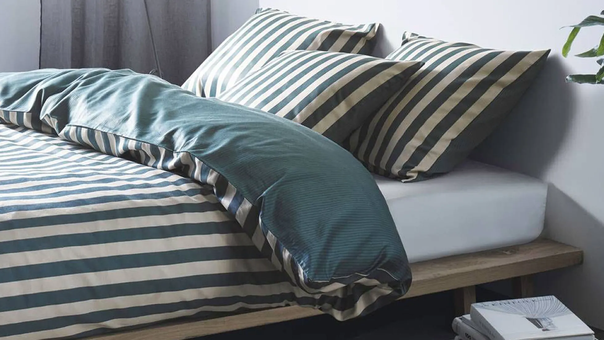 Stribet sengetøj 140x220 cm - Pine green - Vendbar dynebetræk - 100% Bomuldssatin sengesæt - Marc O'Polo