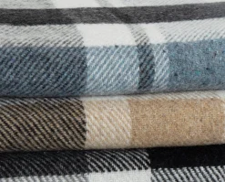 Uldplaid med finkæmmet uld - 130x200 cm - Blødt uldtæppe med flotte grå tern - By Borg plaid
