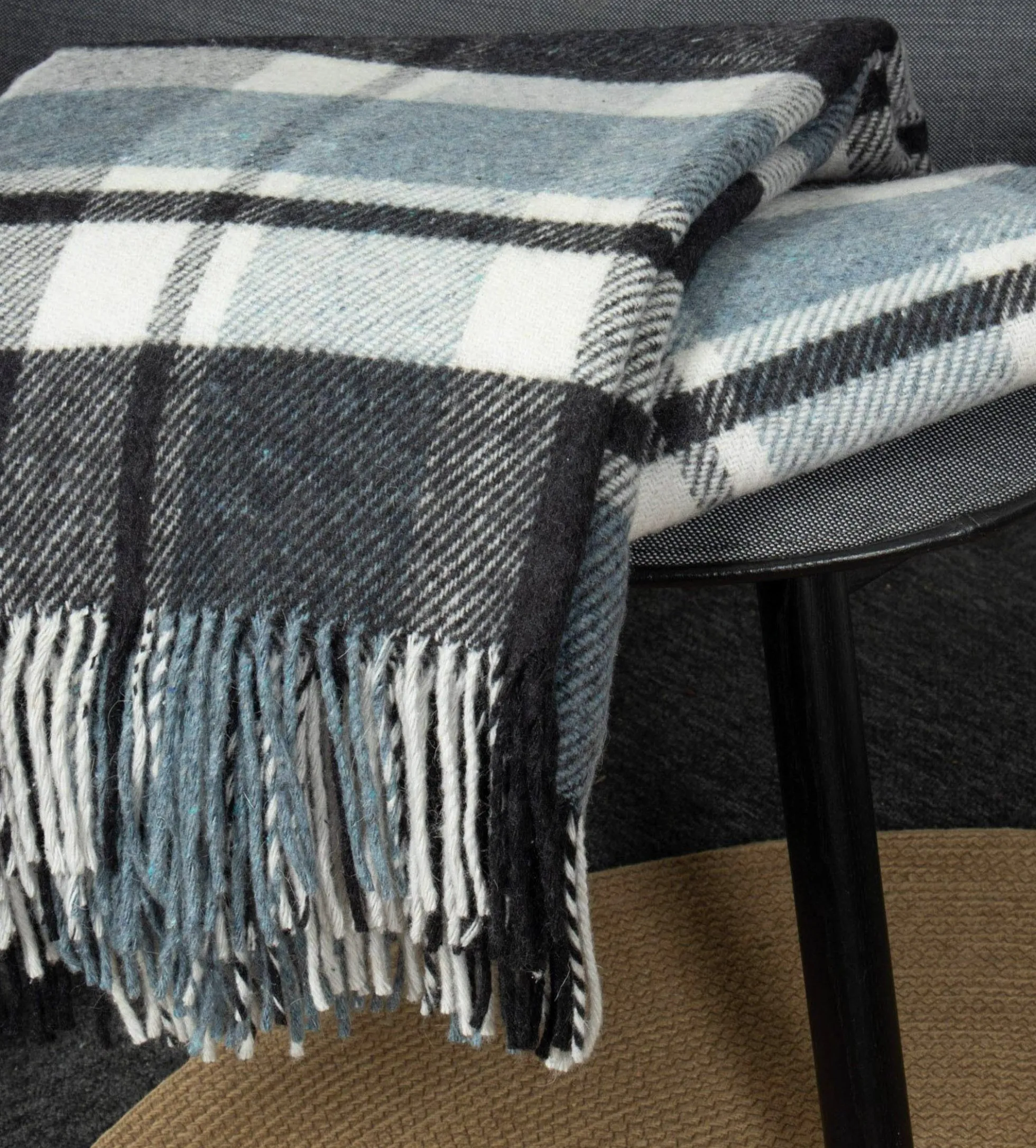 Uldplaid med finkæmmet uld - 130x200 cm - Blødt uldtæppe med flotte blå tern - By Borg plaid