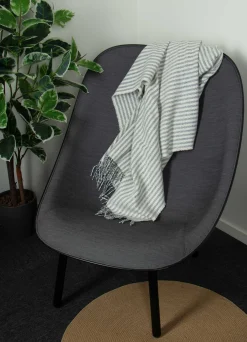 Uldplaid med finkæmmet uld - 130x200 cm - Blødt uldtæppe med flotte blå striber - By Borg plaid