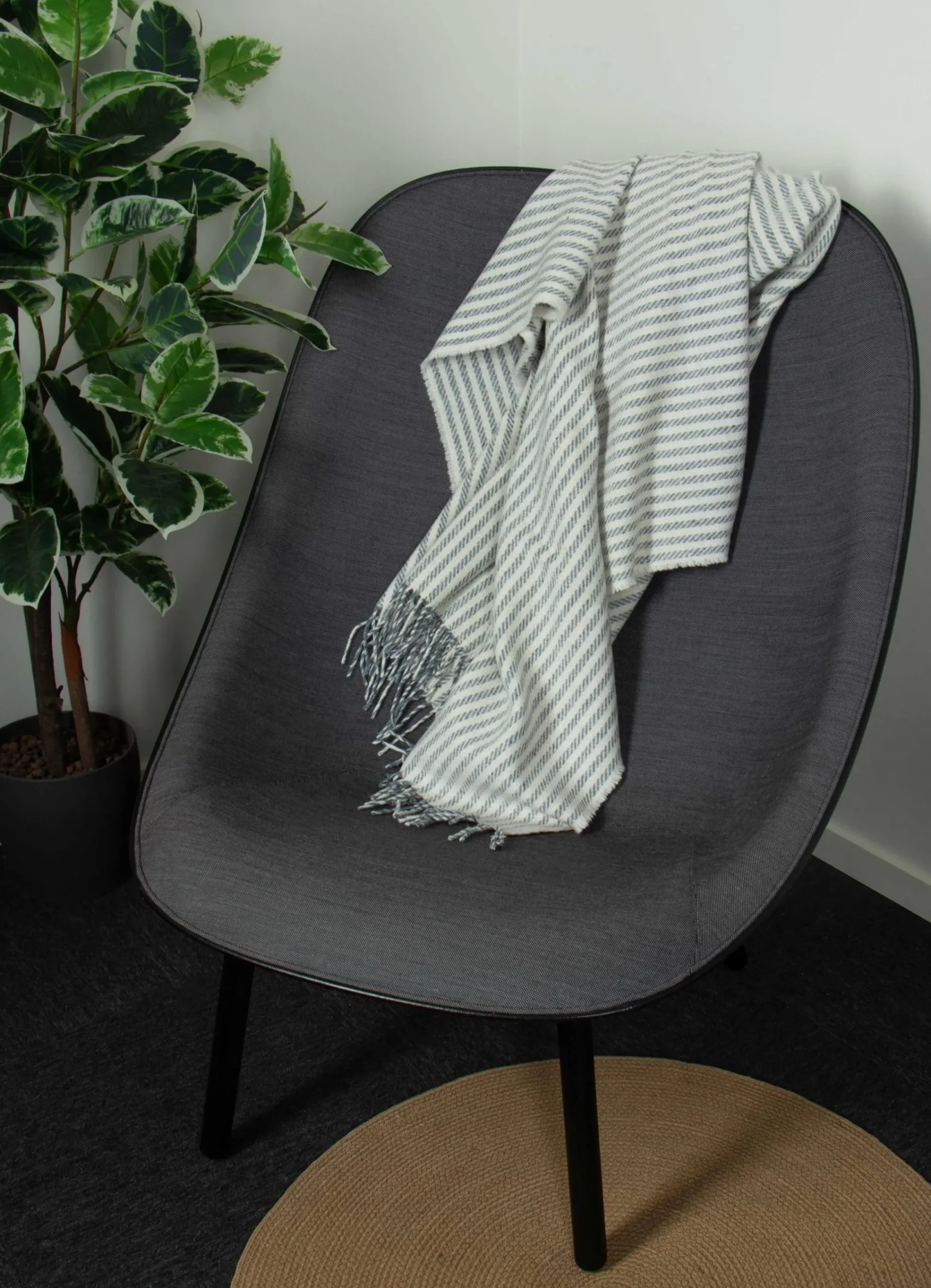 Uldplaid med finkæmmet uld - 130x200 cm - Blødt uldtæppe med flotte blå striber - By Borg plaid