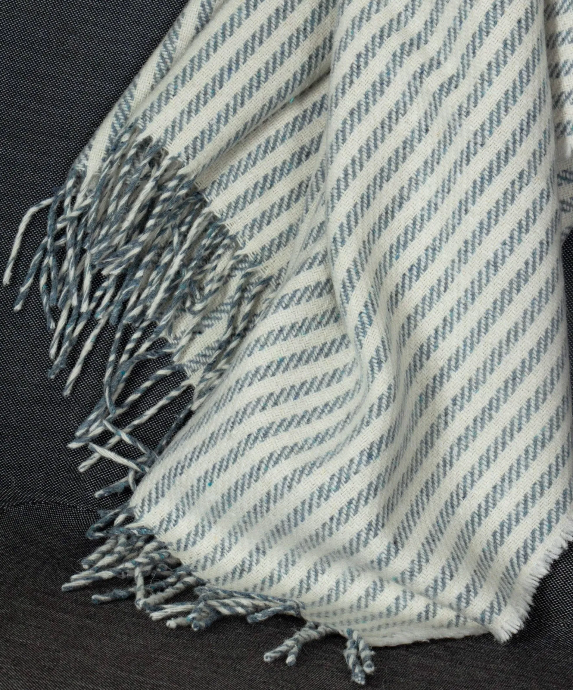 Uldplaid med finkæmmet uld - 130x200 cm - Blødt uldtæppe med flotte blå striber - By Borg plaid