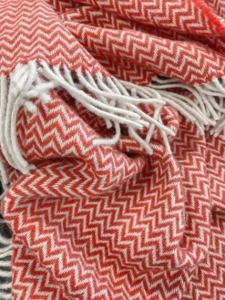 Uldplaid med finkæmmet uld - 130x200 cm - Blødt uldtæppe med rød zigzag mønster - By Borg plaid
