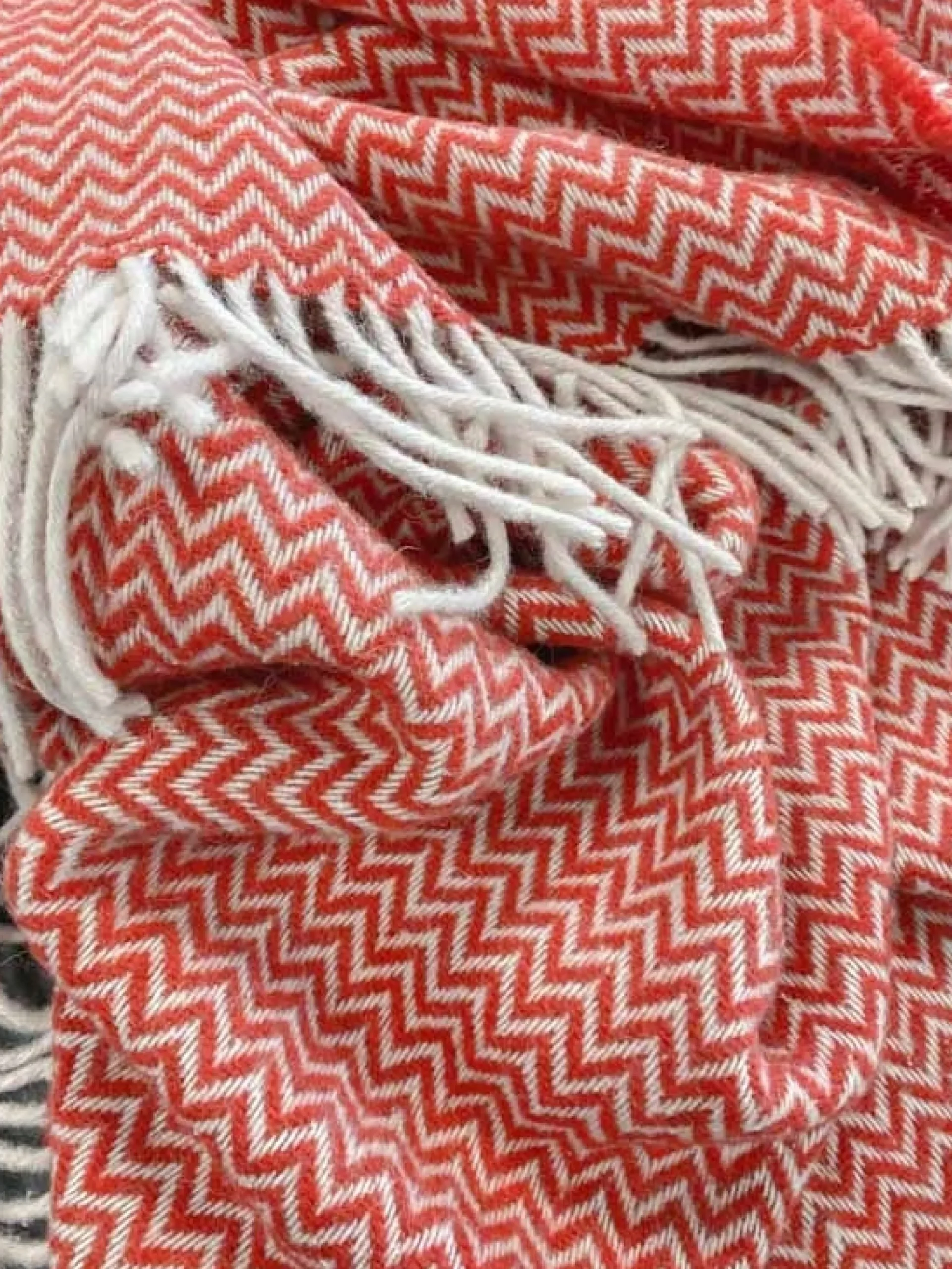 Uldplaid med finkæmmet uld - 130x200 cm - Blødt uldtæppe med rød zigzag mønster - By Borg plaid