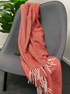 Uldplaid med finkæmmet uld - 130x200 cm - Blødt uldtæppe med rød zigzag mønster - By Borg plaid