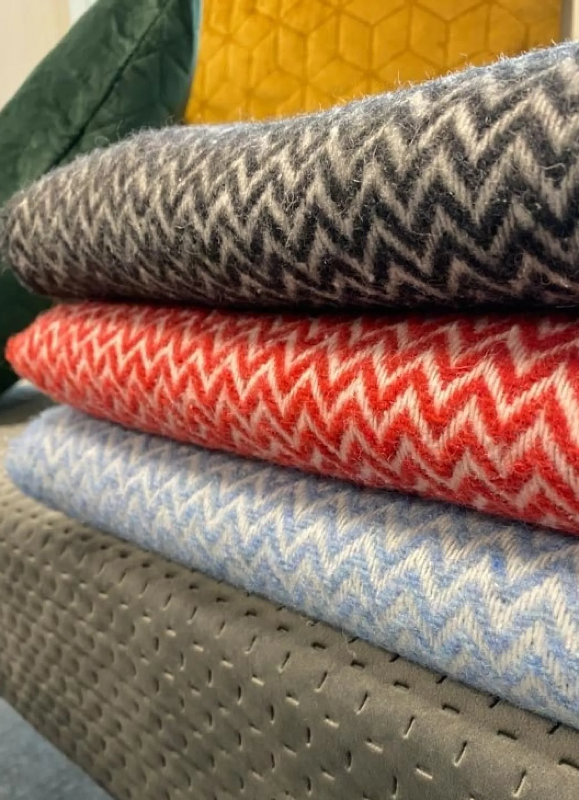 Uldplaid med finkæmmet uld - 130x200 cm - Blødt uldtæppe med rød zigzag mønster - By Borg plaid